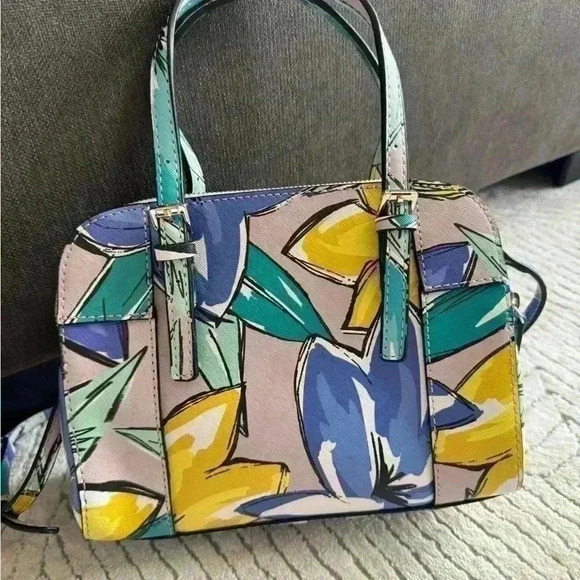 Guess purse - Picture 3 of 9